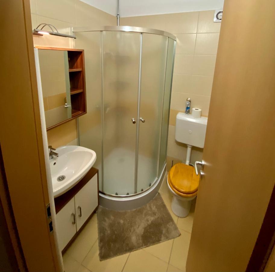 Barand Apartman Eger Exteriör bild